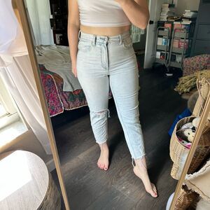 American Eagle Women’s 6 X Short Mom Jeans Distressed Light Wash